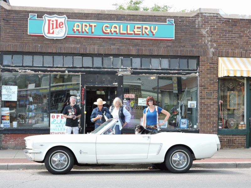 Crocodile, Donna, Carol, and Christine in front of Croc's Art Gallery